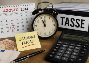 Calendario di agosto 2014 con la scadenza del 20 agosto evidenziata, calcolatrice, banconote in euro e documenti fiscali che rappresentano le principali scadenze tributarie del mese.