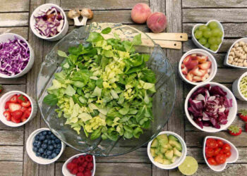 Insalata con verdure fresche e alimenti consigliati nella dieta contro la gastrite.