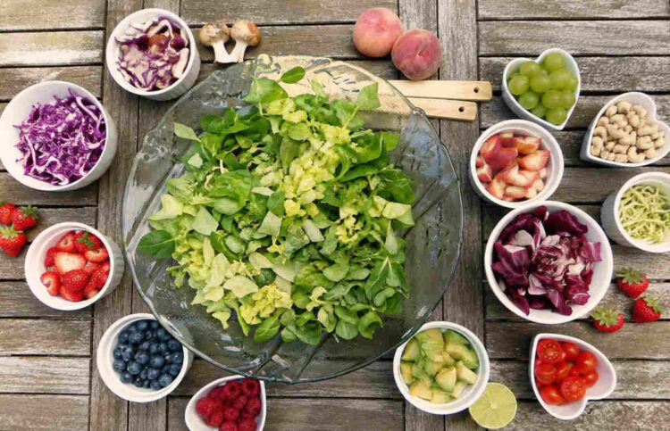 Insalata con verdure fresche e alimenti consigliati nella dieta contro la gastrite.