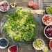 Insalata con verdure fresche e alimenti consigliati nella dieta contro la gastrite.