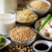 Alimenti a base di soia, tofu, bevanda di soia e verdure disposti su una tavola per un articolo dedicato ai benefici nutrizionali della soia.