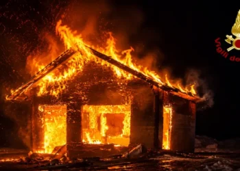 Incendio dello chalet Grillo Parlante a Piano Provenzana, sull’Etna, con la struttura avvolta dalle fiamme durante la notte.