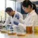 Laboratorio dell’Università dell’Illinois con analisi sull’olio di frittura riutilizzato e strumenti scientifici sul banco.