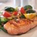 Filetto di salmone alla piastra con insalata mista di verdure fresche, esempio di pasto low-carb
