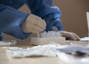 Covid, ministero Salute: Monitorare i tamponi rapidi sulle varianti