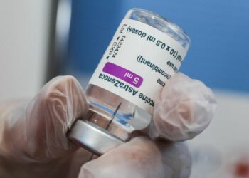 Vaccino Covid, possibile usare Astrazeneca fino a 65 anni