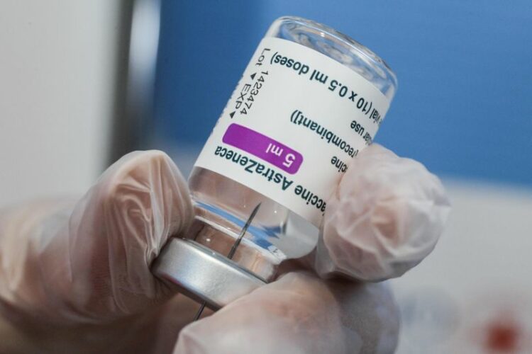 Vaccino Covid, possibile usare Astrazeneca fino a 65 anni