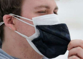 Covid maschere: funziona usare doppia mascherina