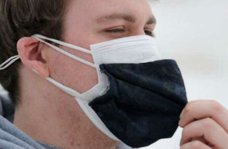 Covid maschere: funziona usare doppia mascherina