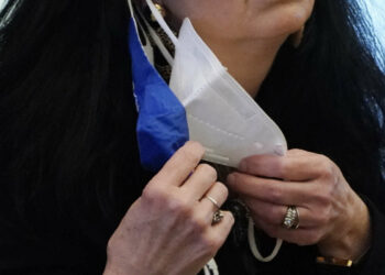 Covid, variante inglese: usare doppia mascherina