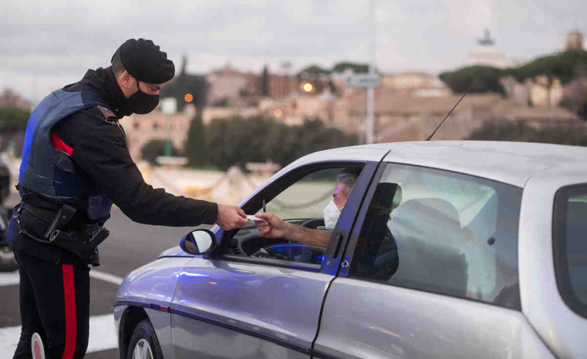 Italia tutta zona arancione, ancora stop spostamenti tra Regioni