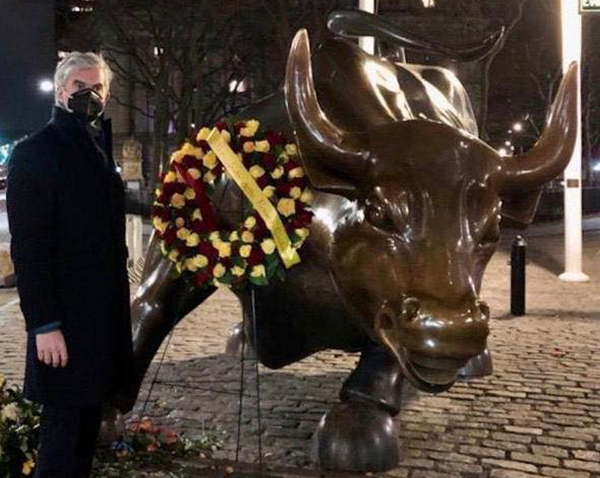 Musumeci: fiori sul Toro di Wall Street per la morte di Arturo Di Modica