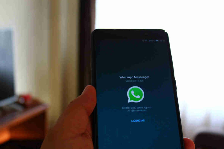 WhatsApp, nuovo trucco spia gratuito per spiare chat