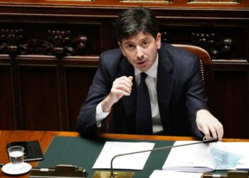 Vaccino, Speranza: Numero crescerà, entro estate tutti potranno farlo