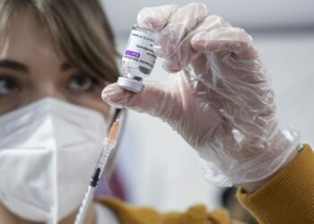 Vaccino AstraZeneca, rischio embolia o trombosi: le ultime notizie