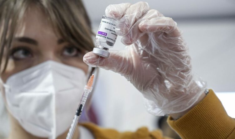 Vaccino AstraZeneca, rischio embolia o trombosi: le ultime notizie