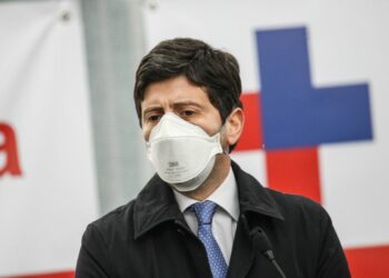 Virus Covid: Sì allo scudo penale per chi somministra il vaccino