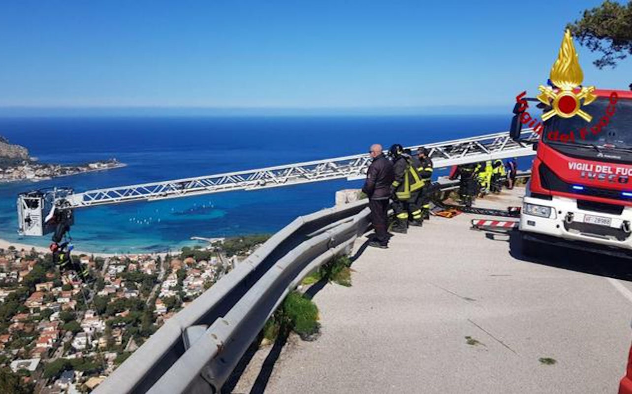 Palermo, ciclista di 19 anni precipita in una scarpata: è grave