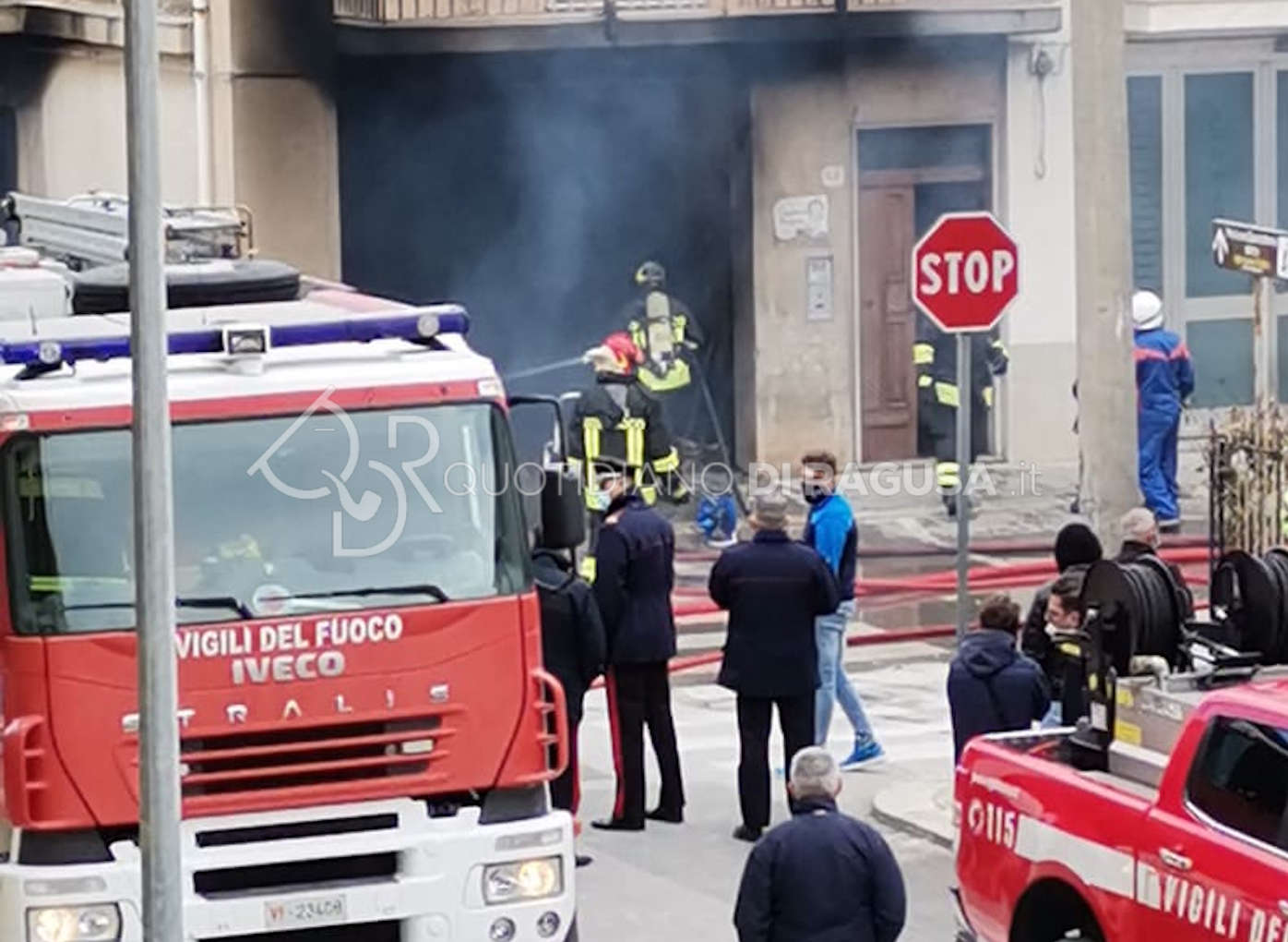 Grave incendio in una officina a Ispica VIDEO