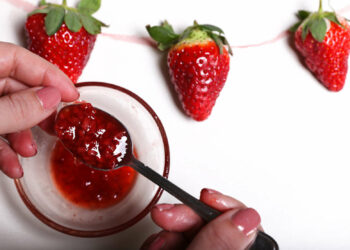 Maschera di bellezza viso antirughe: fragole e miele