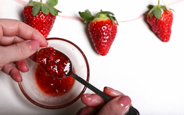 Maschera di bellezza viso antirughe: fragole e miele