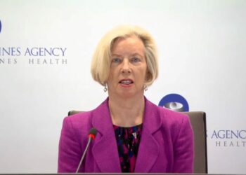 AstraZeneca, Ema: Rare trombosi tra possibili effetti collaterali