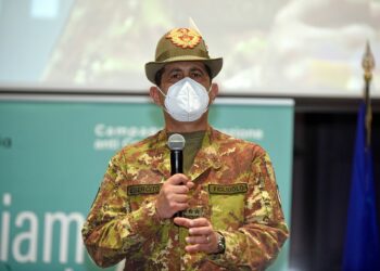 Ordinanza Figliuolo, priorità vaccini a over 80 e persone fragili