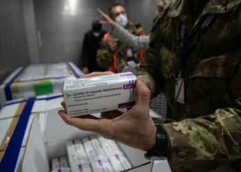 Vaccino, arrivate a Pratica di Mare 430mila dosi di Vaxzevria (AstraZeneca)