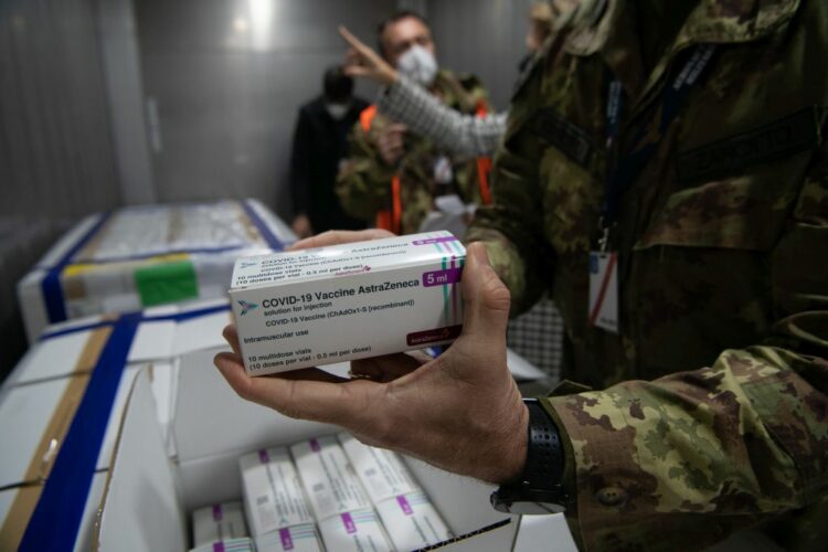 Vaccino, arrivate a Pratica di Mare 430mila dosi di Vaxzevria (AstraZeneca)