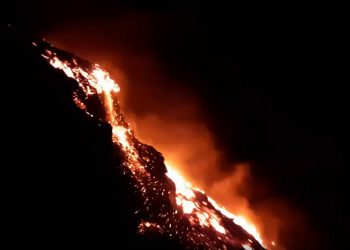 Etna, eruzione e colata lavica