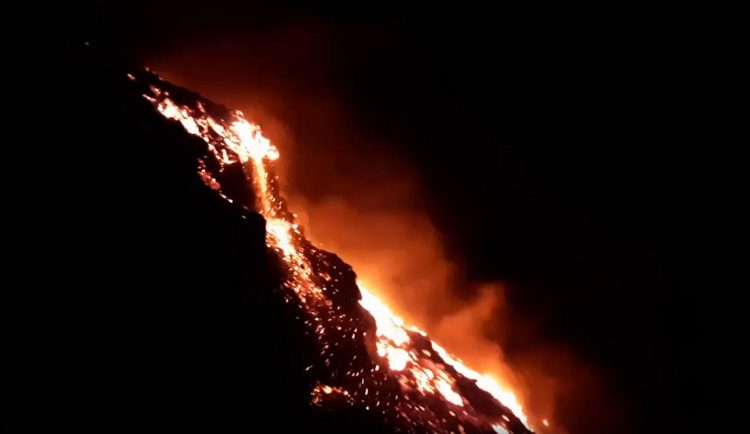Etna, eruzione e colata lavica