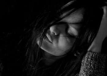 Tristezza dietro ad un sorriso e depressione: eterna viandante che ci visita a piacere