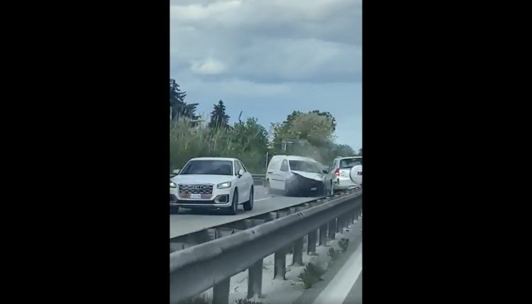 Suv contromano sulla Superstrada: lo scontro con un furgone