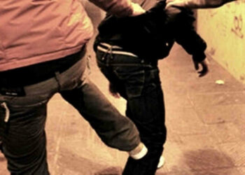 Pestaggio a Scoglitti, pugni e calci: scena impressionante