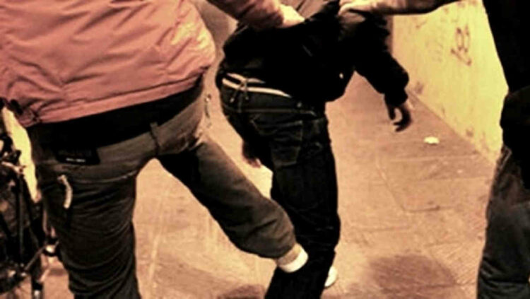 Pestaggio a Scoglitti, pugni e calci: scena impressionante