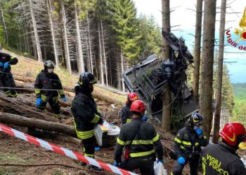 Tragedia a Stresa, precipita cabina funivia: 14 morti