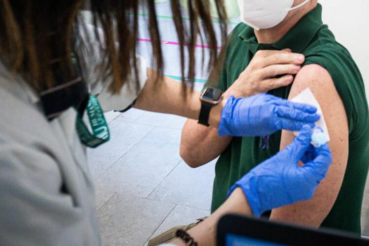 Vaccino Covid e la calamita che si attacca al braccio: impazza sui social