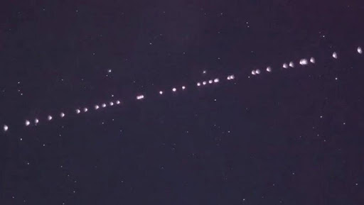 Luci In Fila Nel Cielo Oggi Una scia di luci in fila indiana nel cielo di Scicli - Quotidiano di Ragusa