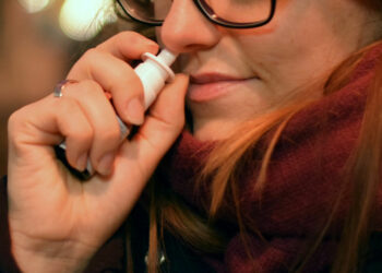 Spray nasale anti Covid: come funziona e come si usa