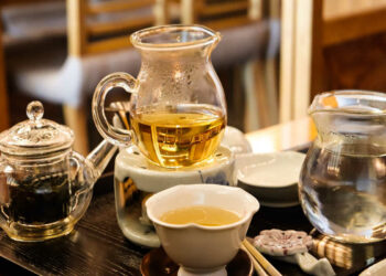 Tisana drenante fatta in casa: 12 erbe per perdere peso