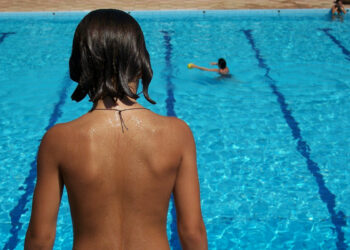 Virus Covid, in piscina non resiste oltre 20-30 secondi