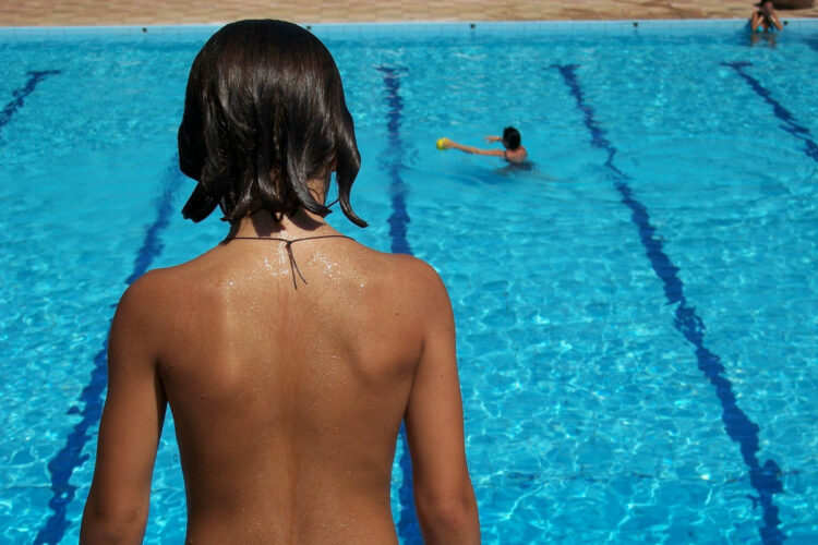 Virus Covid, in piscina non resiste oltre 20-30 secondi