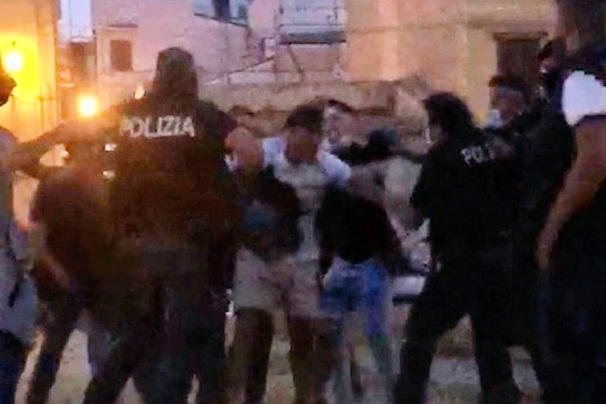 Palermo, poliziotti aggrediti in piazza Mangione VIDEO