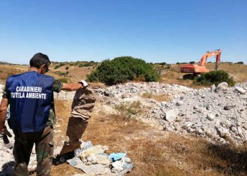 Immensa discarica abusiva a Vittoria: scoppia incendio