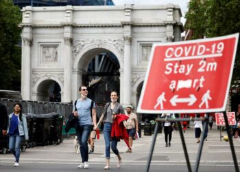 Covid, paura per variante Delta: picco di casi e riaperture rinviate Gran Bretagna