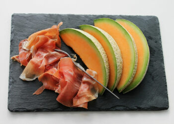 Dieta anti-caldo e anti-afa, cosa mangiare contro il caldo: menù