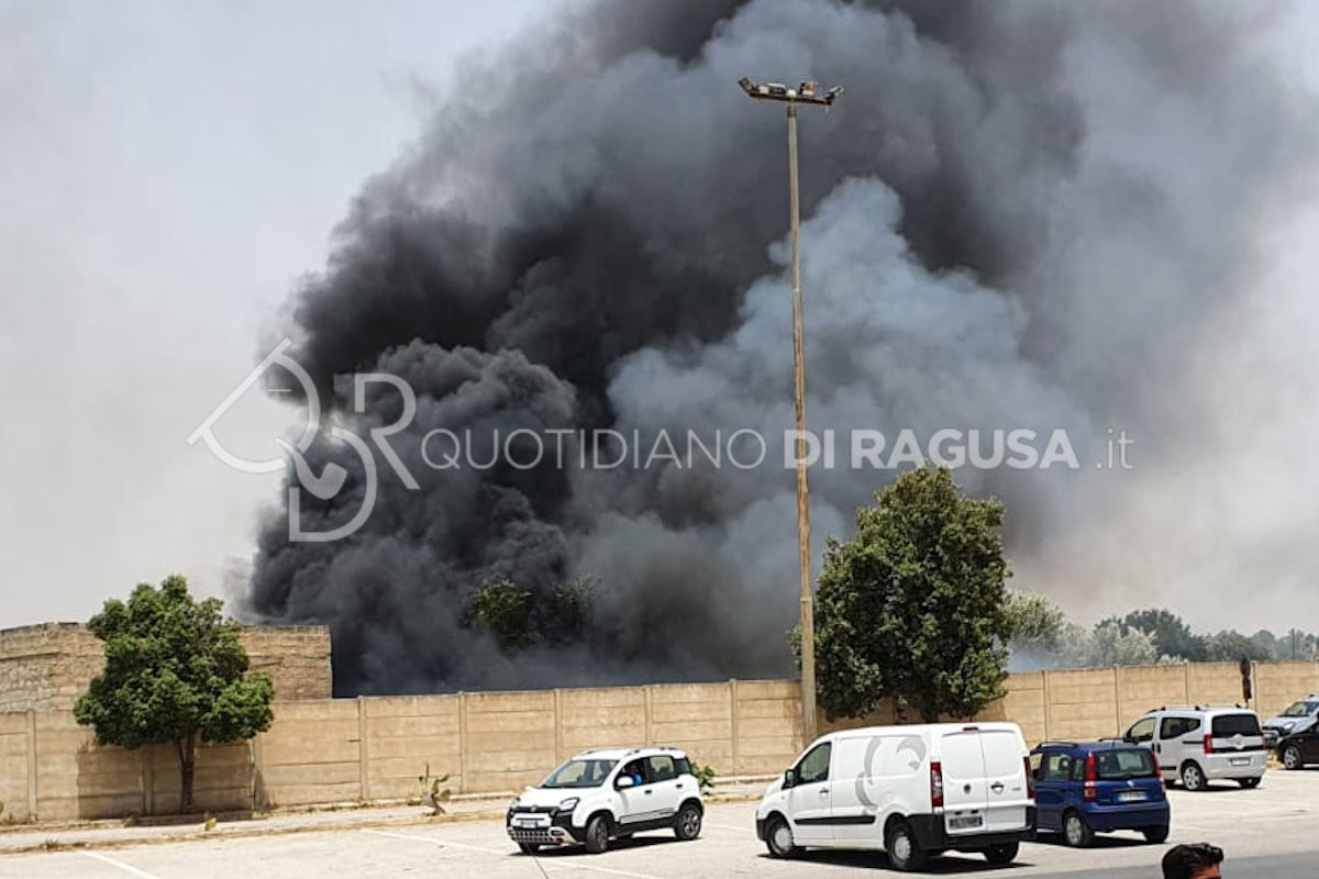 Grosso incendio a Vittoria FOTO e VIDEO