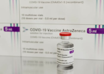 Trombosi rare dopo vaccino AstraZeneca: rischi per giovani e donne