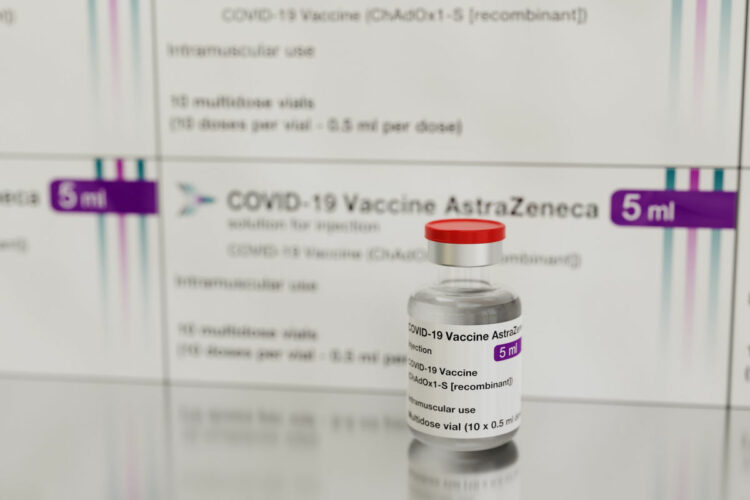 Trombosi rare dopo vaccino AstraZeneca: rischi per giovani e donne