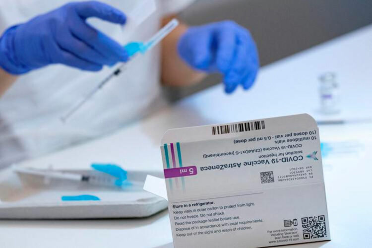 Seconda dose AstraZeneca, rischio trombosi: cosa dicono gli esperti